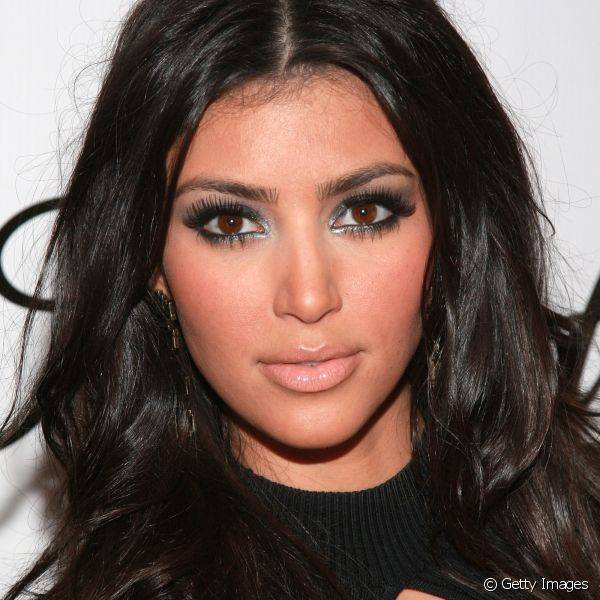 A sombra prateada ao redor de todo o olho foi a escolha de Kim Kardashian para ir a um evento em Nova York em 2007 (Foto: Getty Images)